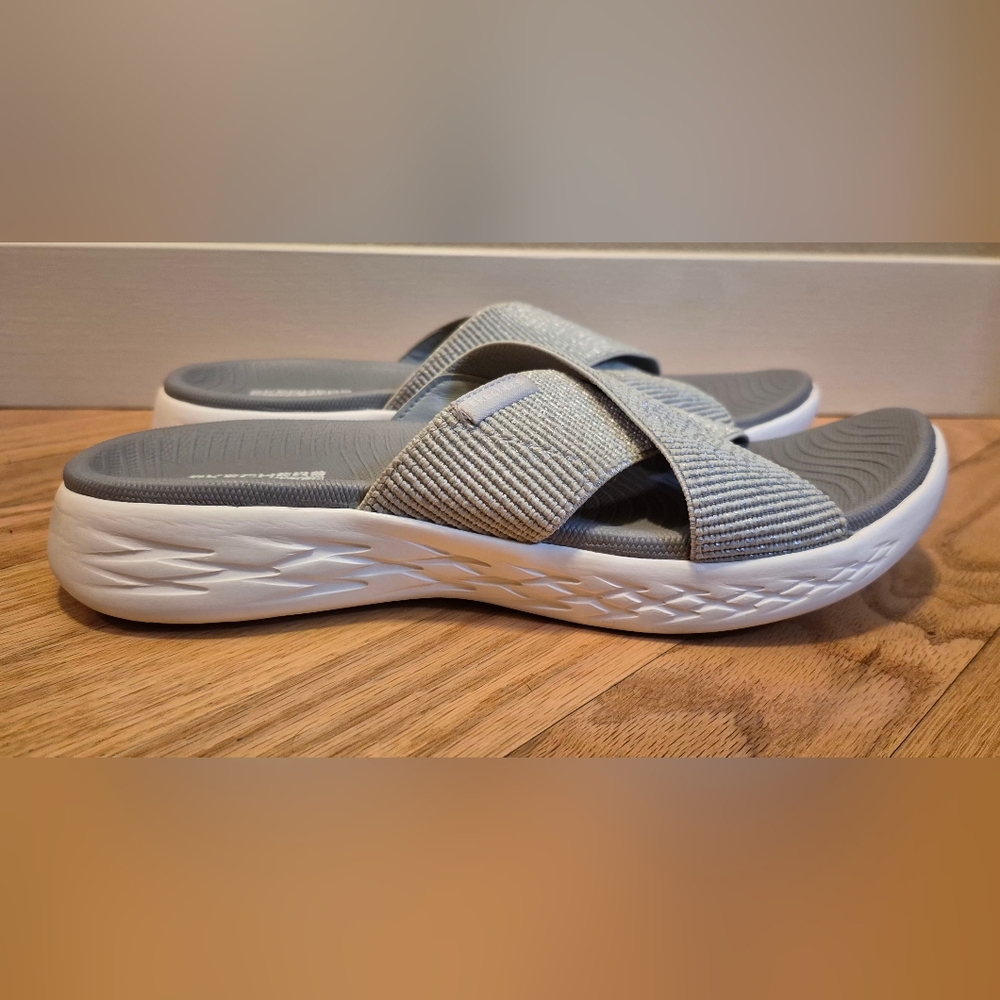 Skechers Women's 8 On The Go Silver Goga Mat Slide Sandals EUC - Picture 7 of 11